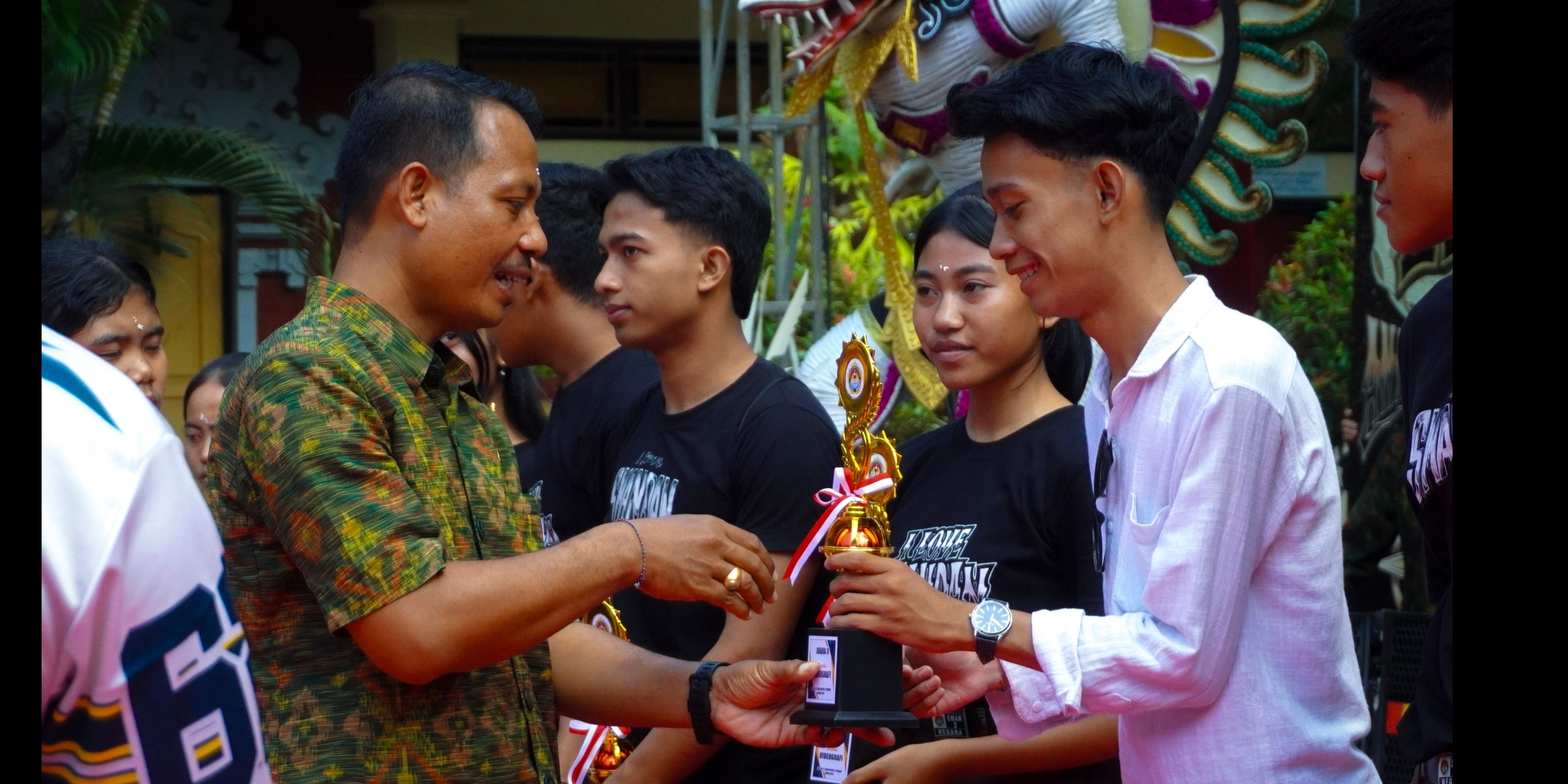 Penyerahan penghargaan videografi